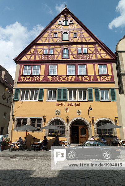 Geschäfte  Restaurants  Fachwerkhäuser  Herrngasse  Rothenburg ob der Tauber  Bayern  Deutschland  Europa