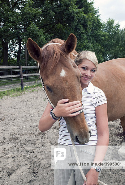 Mädchen  Teenager  mit einem Pferd