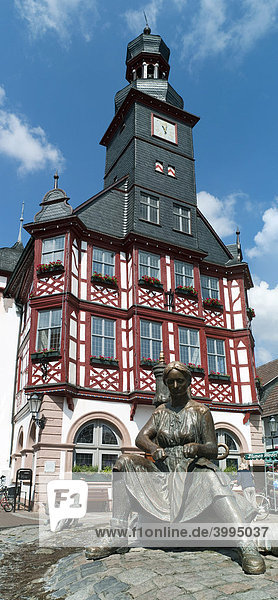 Rathaus Lorsch mit gusseisernem Brunnen  Lorsch  Hessen  Deutschland  Europa