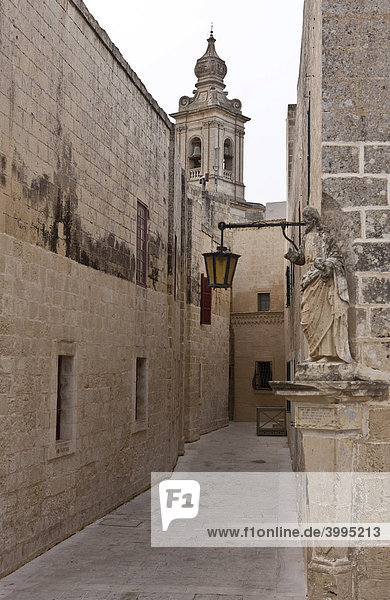 Enge historische Gasse  Bastion Street  Mdina  Malta  Europa