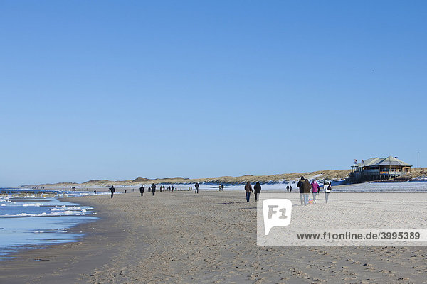 Spaziergänger am Strand  hinten das Grand Plage  Kampen  Sylt  nordfriesische Insel  Schleswig-Holstein  Deutschland  Europa