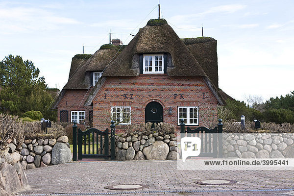 Typisches Reetdachhaus  Sylt  nordfriesische Insel  Schleswig-Holstein  Deutschland  Europa