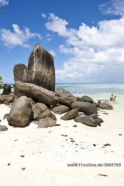 Strand mit den typischen Granitfelsen der Seychellen bei Anse Royale  Insel Mahe  Seychellen  Indischer Ozean  Afrika