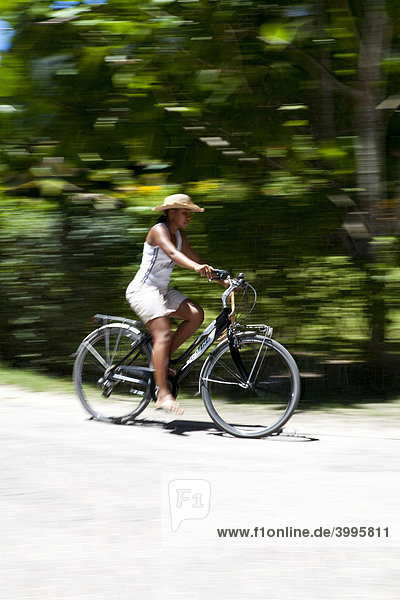 Einheimische Fahrradfahrerin  Insel La Digue  Seychellen  Indischer Ozean  Afrika