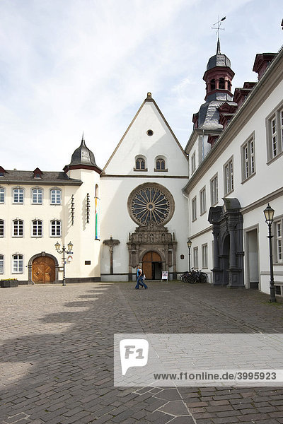 Der Jesuitenplatz  hinten das Rathaus  Koblenz  Rheinland-Pfalz  Deutschand  Europa