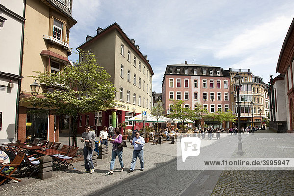 Touristen sitzen in einem Straßencafe in der Liebfrauenstraße  Koblenz  Rheinland-Pfalz  Deutschand  Europa