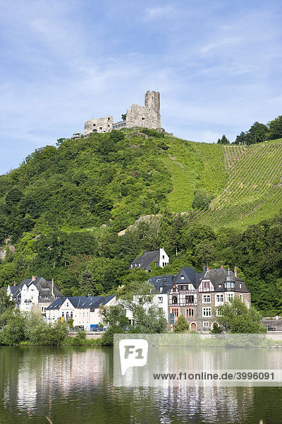 Blick auf Bernkastel-Kues  hinten die Burgruine Landshut  Bernkastel-Kues  Mosel  Rheinland-Pfalz  Deutschland  Europa