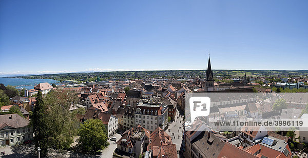Blick auf die Altstadt von Konstanz  links der Bodensee  Baden-Württemberg  Deutschland  Europa