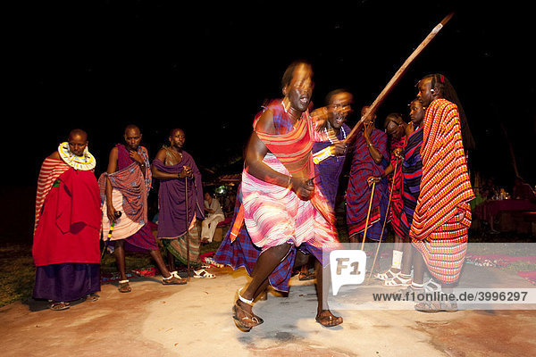 Massai tanzen bei Nacht ihren traditionellen Hochzeitstanz  Sansibar  Tansania  Afrika
