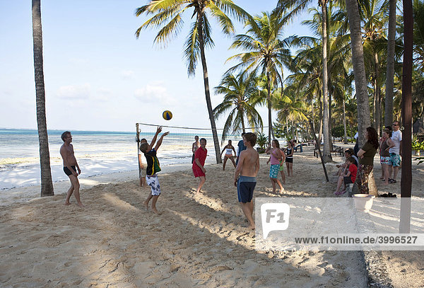 Junge Leute spielen Beach Volleyball  Kaarafu Beach  Sansibar  Tansania  Afrika