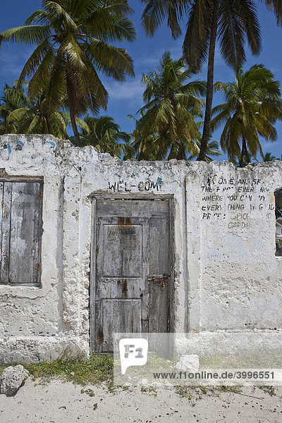 Verfallenes Haus in der Ortschaft Jambiani Sansibar Tansania Afrika