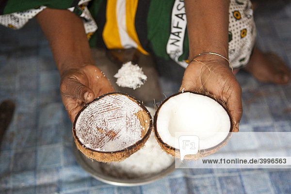 Eine alte Frau bereitet ein Gericht aus frischer Kokosnuss  Jambiani  Sansibar  Tansania  Afrika
