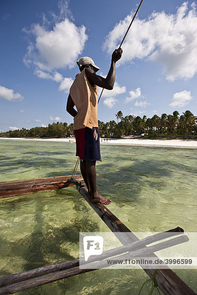 Eine arabische Dau  Dhau  fährt in einer blauen Lagune  Sansibar  Tansania  Afrika