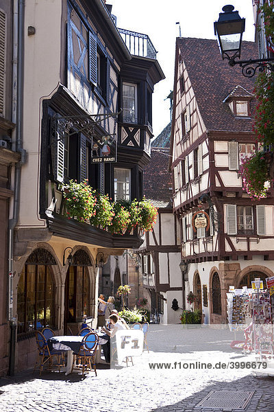 Rue des Marchants mit Restaurants  Altstadt von Colmar  Colmar  Elsass  Frankreich  Europa