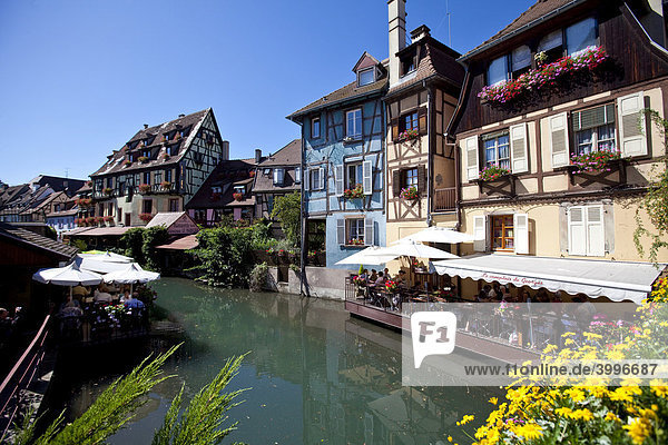 Altstadt von Colmar mit Restaurants  Colmar  Elsass  Frankreich  Europa