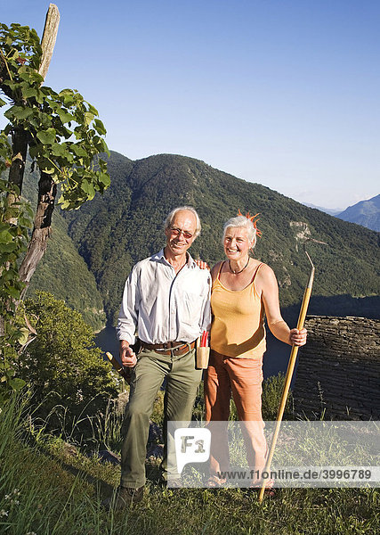 Deutsch-Schweizer Ehepaar  baut auf bio-dynamische Weise Wein  Obst und Gemüse an  Mergoscia  Tessin  Schweiz  Europa