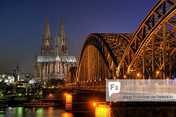 Kölner Dom und Hohenzollernbrücke  Köln  Nordrhein-Westfalen  Deutschland  Europa