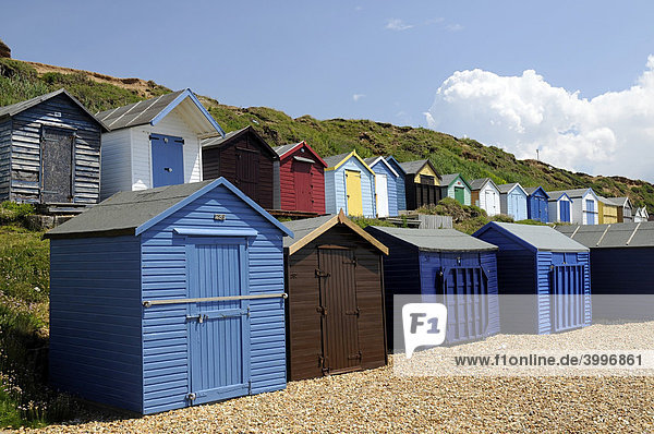 Strandhütten am Strand von Milford on Sea  Hampshire  Südengland  Großbritannien  Europa