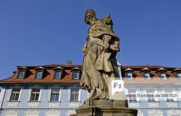 Denkmal Kaiserin Kunigunde  hinten dekoratives Bürgerhaus  Bamberg  Oberfranken  Bayern  Deutschland  Europa