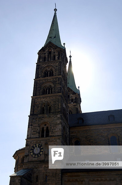 Türme des Bamberger Doms im Gegenlicht  Bamberg  Oberfranken  Bayern  Deutschland  Europa