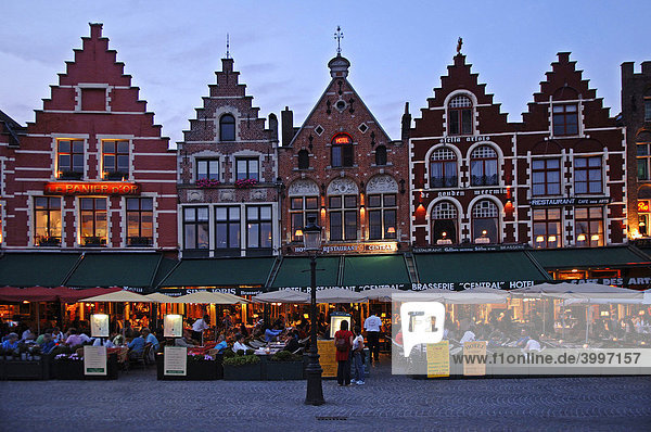 Alte Häuser mit Treppengiebel und Restaurants am Marktplatz in der Abendbeleuchtung  Brügge  Belgien  Europa