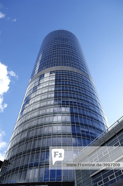Business Tower gegen blauen Himmel  Nürnberg  Mittelfranken  Bayern  Deutschland  Europa