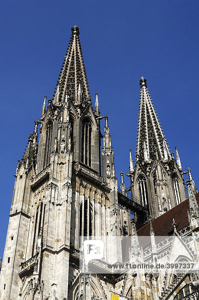 Die gotischen Türme vom Dom St. Peter gegen blauen Himmel  Regensburg  Oberpfalz  Bayern  Deutschland  Europa