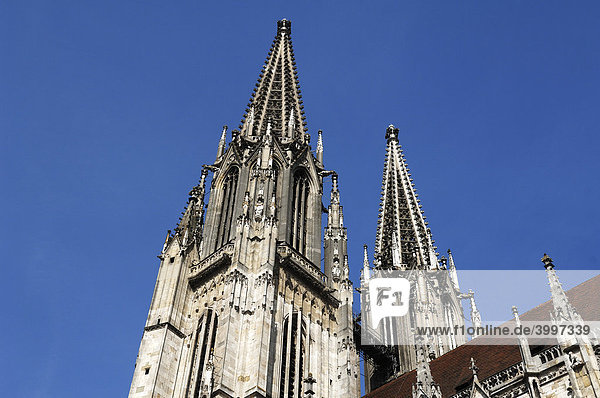Die gotischen Türme vom Dom St. Peter gegen blauen Himmel  Regensburg  Oberpfalz  Bayern  Deutschland  Europa