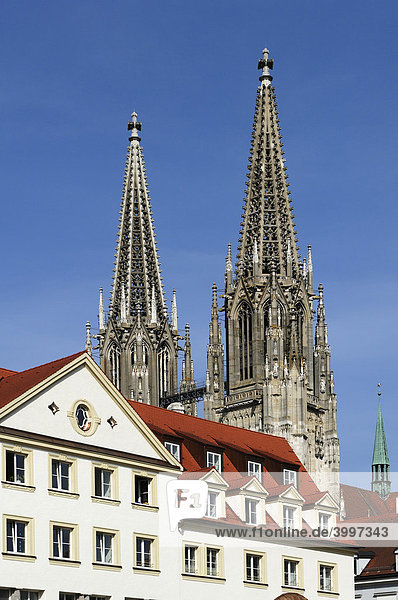Türme vom Dom St. Peter  vorne Giebelhäuser  Regensburg  Oberpfalz  Bayern  Deutschland  Europa