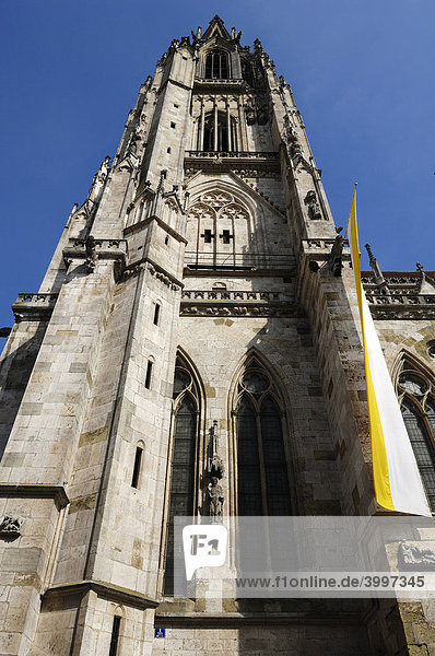 Restaurierter Turm vom Dom St. Peter mit weiß-gelber Fahne  Regensburg  Oberpfalz  Bayern  Deutschland  Europa