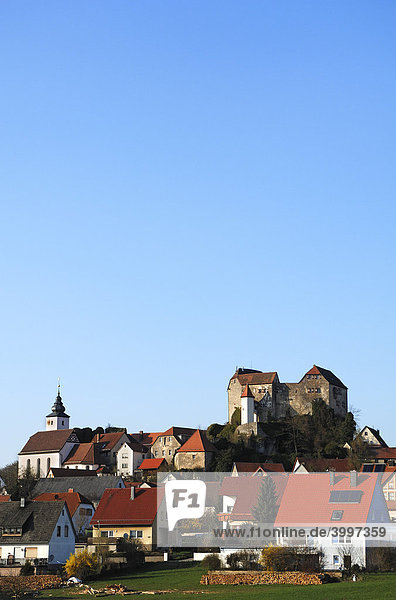 Blick auf Hiltpoltstein mit Burg und Mathäuskirche  Hiltpoltstein  Oberfranken  Bayern  Deutschland  Europa