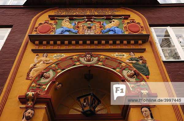 Farbiges Renaissance Eingangsportal der Raths-Apotheke  Detail  Lüneburg  Niedersachsen  Deutschland  Europa