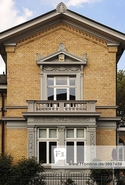 Hausfassade mit Balkon  Klassizismus  1871  Lüneburg  Niedersachsen  Deutschland  Europa
