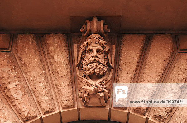 Portrait eines Baumeister mit Werkzeug als Skulptur an einem alten Bürgerhaus Hamburg Deutschland Europa
