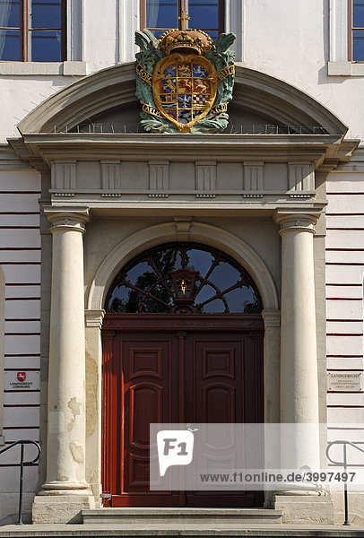 Eingangsportal mit Wappen vom alten Schloss  heute Landgericht  Lüneburg  Niedersachsen  Deutschland  Europa