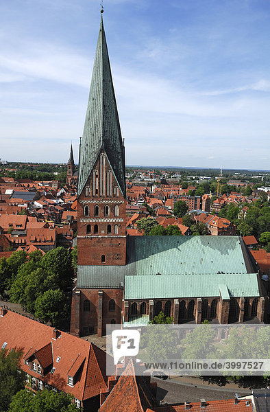 Blick vom Wasserturm auf die Lüneburger Altstadt  vorne St. Johannis  hinten St. Nikolai-Kirche  Lüneburg  Niedersachsen  Deutschland  Europa