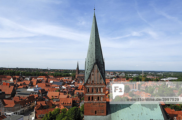Blick vom Wasserturm auf die Lüneburger Altstadt vorne St. Johannis hinten St. Nikolai-Kirche Lüneburg Niedersachsen Deutschland Europa