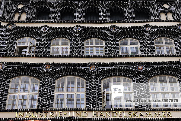 Altes Backsteingebäude  Detail  mit schwarzen Back-und Tausteinen  Renaissance  Lüneburg  Niedersachsen  Deutschland  Europa