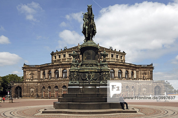 Denkmal von König Johann  errichtet 1889  hinten Semper Oper  Dresden  Sachsen  Deutschland  Europa