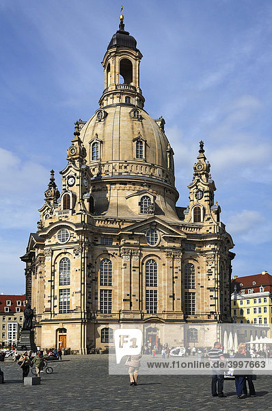Frauenkirche am Neumarkt gegen blauen Himmel  Dresden  Sachsen  Deutschland  Europa