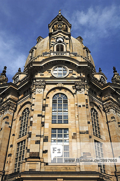 Frauenkirche am Neumarkt gegen blauen Himmel  Dresden  Sachsen  Deutschland  Europa
