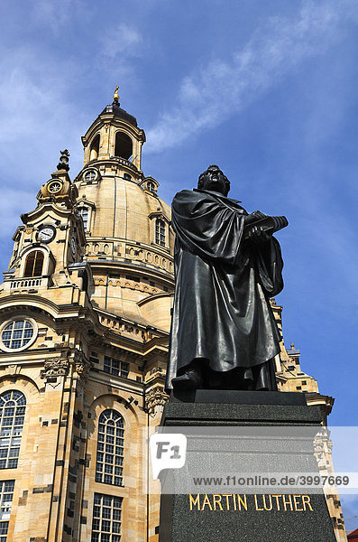 Martin Luther Denkmal  hinten Frauenkirche am Neumarkt  Dresden  Sachsen  Deutschland  Europa