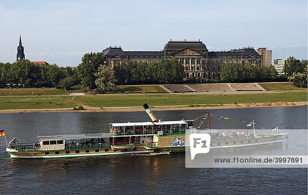 Raddampfer auf der Elbe klappt den Schornstein vor einer Brücke ein  hinten Regierungsgebäude  Dresden  Sachsen  Deutschland  Europa