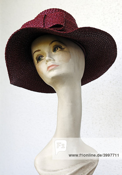 Kopf einer weiblichen amerikanischen Schaufensterpuppe um 1940 mit Hut