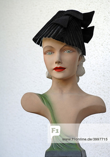 Kopf einer weiblichen amerikanischen Schaufensterpuppe um 1920  Art DÈco  mit Hut