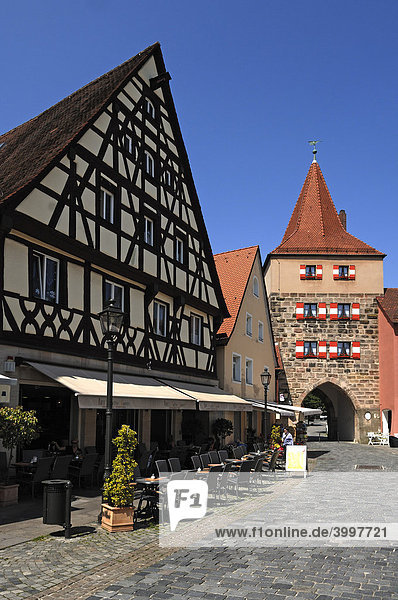 Das alte Hersbrucker Tor  links altes fränkisches Fachwerkhaus  Lauf an der Pegnitz  Mittelfranken  Bayern  Deutschland  Europa