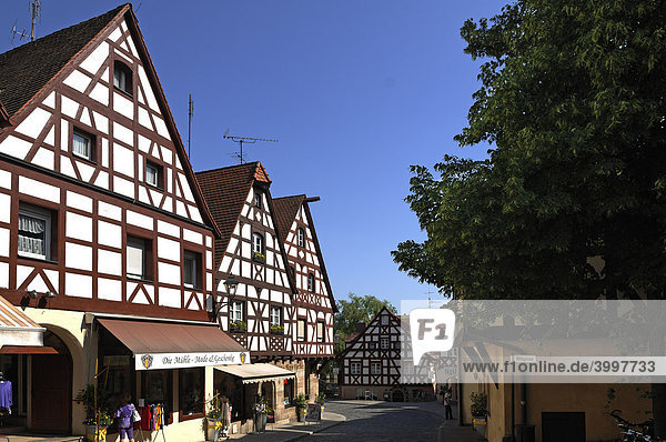 Straße mit alten fränkischen Fachwerkhäusern  Lauf an der Pegnitz  Mittelfranken  Bayern  Deutschland  Europa