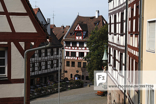 Blick auf das Albrecht Dürer-Haus  vorne alte fränkische Fachwerkhäuser  Nürnberg  Mittelfranken  Bayern  Deutschland  Europa