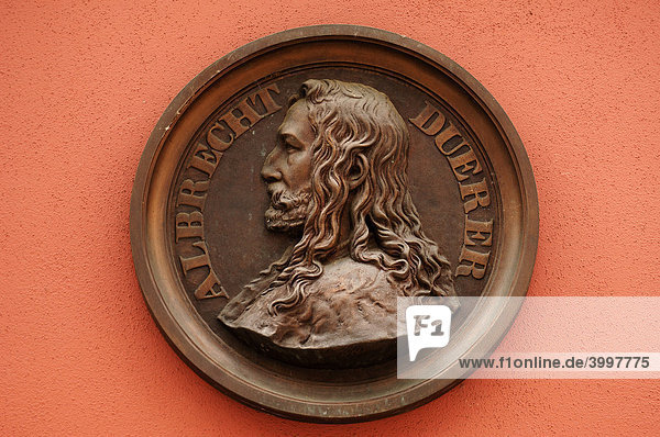 Gedenktafel mit dem Bildnis von Albrecht Dürer an einer Hausfassade  Nürnberg  Mittelfranken  Bayern  Deutschland  Europa Hausfassade