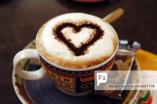 Cappuccino mit Schokoladenherz auf dem Milchschaum  Nürnberg  Mittelfranken  Bayern  Deutschland  Europa